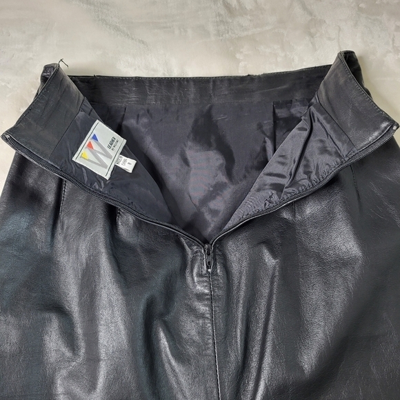 Vintage Wilson's Black Leather Skirt. Size 8 - Picture 7 of 11